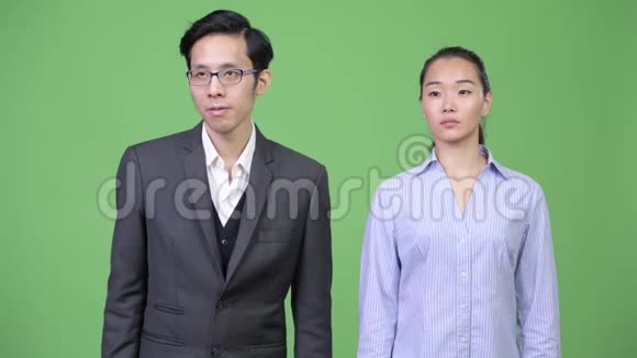 年轻的亚洲商业夫妇在一起视频的预览图