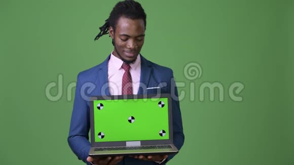 年轻英俊的非洲商人戴着绿帽子视频的预览图
