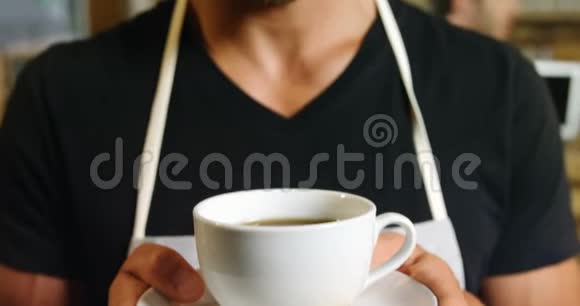 男服务员在咖啡馆里端着咖啡杯视频的预览图