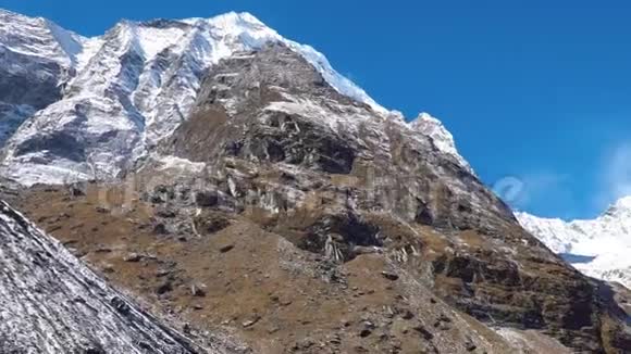 安纳普尔纳地区的喜马拉雅山景观尼泊尔喜马拉雅山脉的安纳普尔纳峰安纳普尔纳大本营视频的预览图