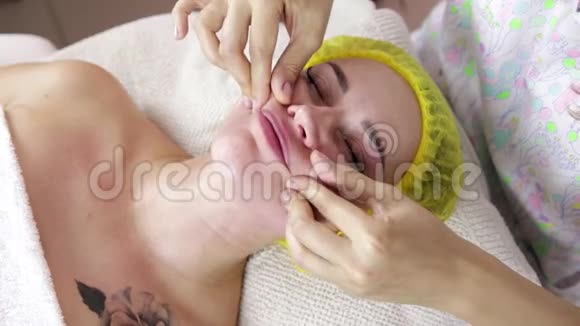 专业按摩师的手是美容水疗中心的脸视频的预览图