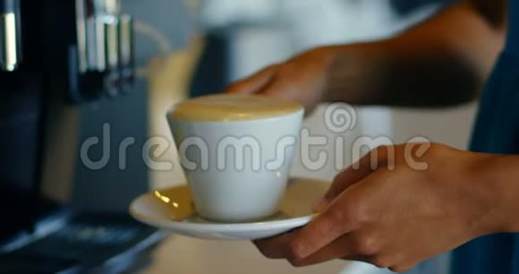 女经理在自助餐厅喝杯咖啡视频的预览图