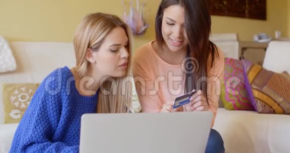 两个女人用电脑在网上购物视频的预览图