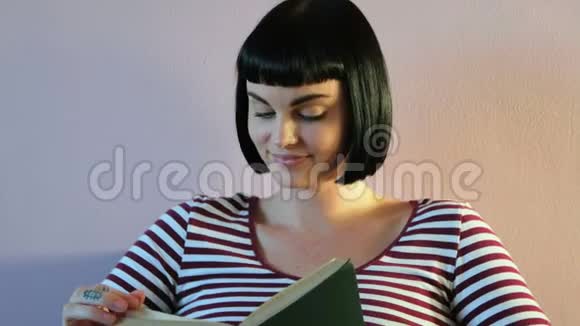 女在客厅读小说视频的预览图