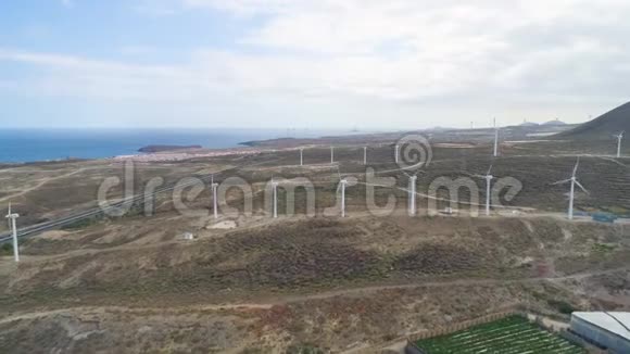 从西班牙加那利群岛特内里费风车的高度空中观看4K的无人机视频的预览图