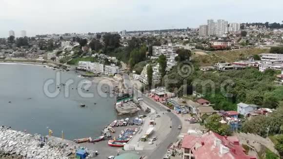 海滩和城市的鸟瞰图视频的预览图
