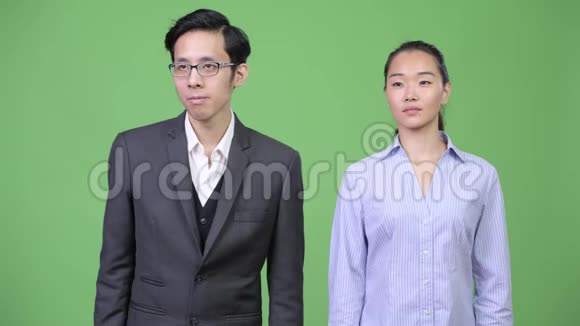 年轻快乐的亚洲商务夫妇在一起视频的预览图