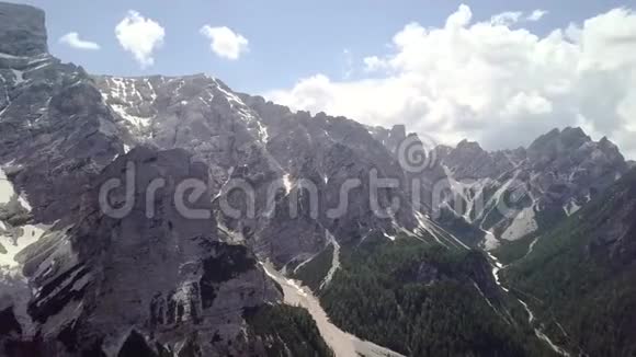 阿尔卑斯山大石山的鸟瞰图视频的预览图