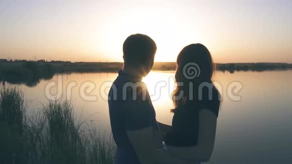 在树叶的背景下一对年轻的恋人在大自然中视频的预览图