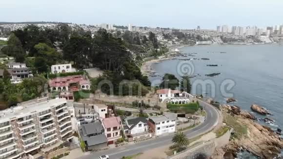海滩和城市的鸟瞰图视频的预览图