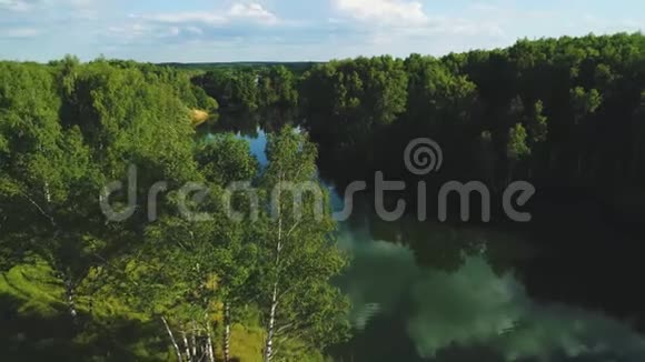 俄罗斯河流的鸟瞰图视频的预览图