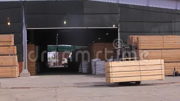 在工厂工作用叉车运送货物视频的预览图