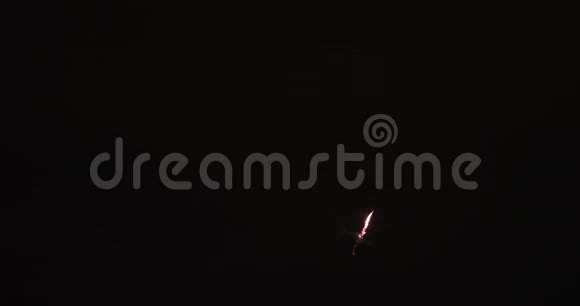 夜晚东京小田坝黑暗天空后的烟花视频的预览图