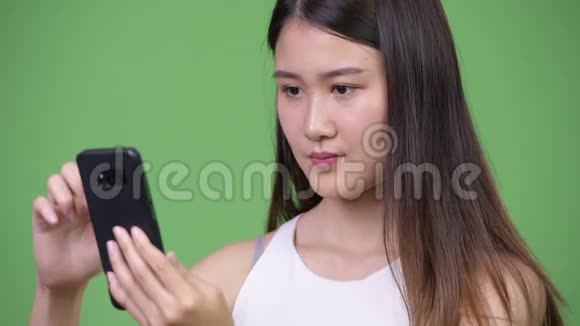 年轻漂亮的亚洲女商人用电话视频的预览图