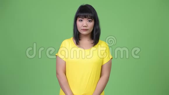 绿色背景下美丽的亚洲女人视频的预览图