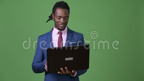年轻英俊的非洲商人戴着绿帽子视频的预览图