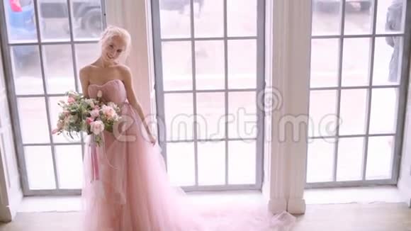 穿着粉红色裙子的新娘视频的预览图