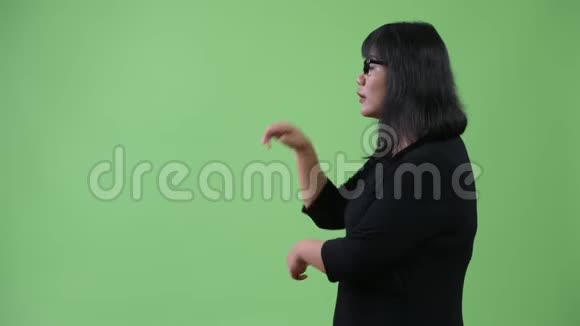 美丽快乐的亚洲女商人的形象视频的预览图