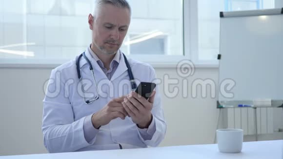 医生在医院里用智能手机视频的预览图