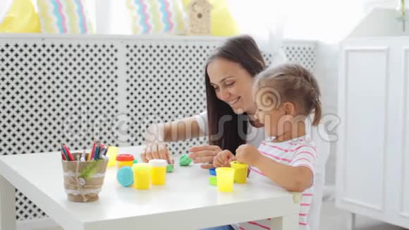 妈妈带着可爱的小女儿在轻客厅玩造型黏土视频的预览图