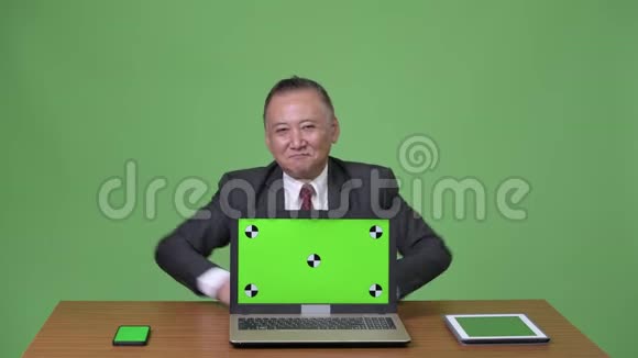 成熟的日本商人用笔记本电脑工作视频的预览图