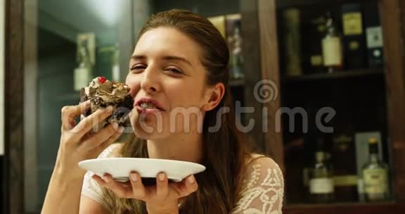 女商人吃巧克力蛋糕视频的预览图