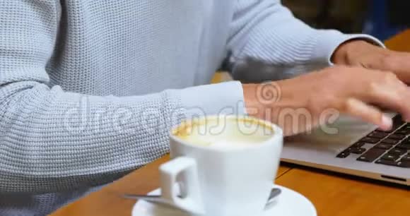 在自助餐厅使用笔记本电脑的人视频的预览图