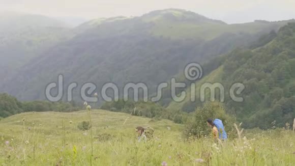 一群游客在山上徒步旅行旅游和山地旅游视频的预览图