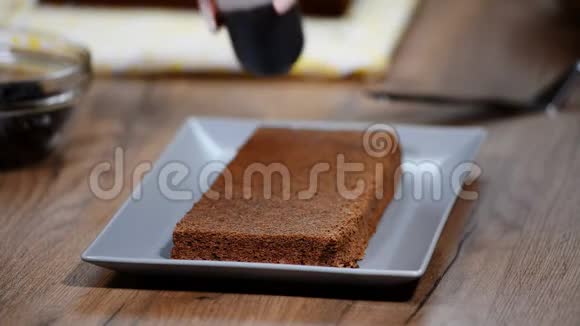 厨房的糕点厨师糖果师组装巧克力蛋糕视频的预览图