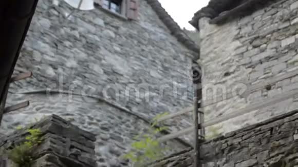 在洛卡诺附近的意大利瑞士阿尔卑斯山上丢失的旧建筑视频的预览图