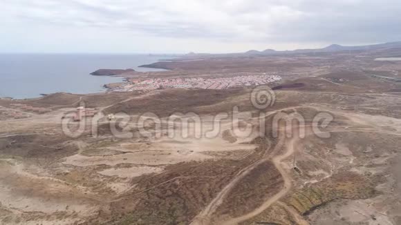 从西班牙加那利群岛特内里费海岸线高度的空中景观4K的无人机视频的预览图