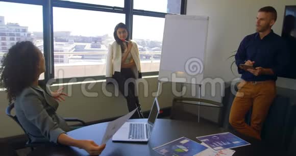 商务同事在会议中相互交流视频的预览图