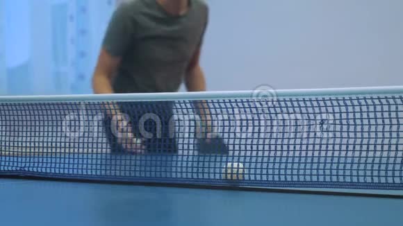 乒乓球发球理念慢动作视频模糊焦点男子乒乓球运动训练视频的预览图