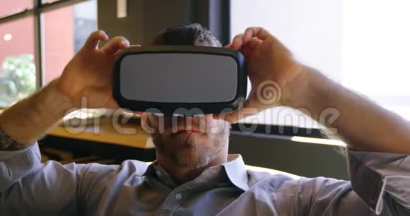 男性高管使用虚拟现实耳机4k视频的预览图