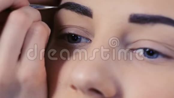 化妆师做模特眉毛化妆视频的预览图