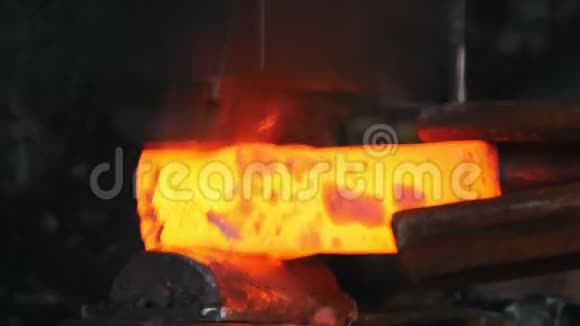 铁匠在工作红热钢锻造视频的预览图