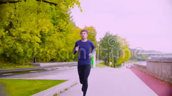 年轻人在公园里跑步秋天健身视频的预览图