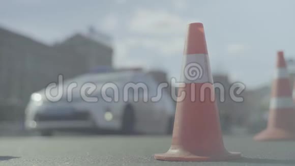 警察在路上盘旋事故地点运输道路交通签字基辅视频的预览图