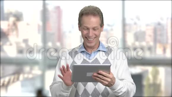 快乐的欧洲男人与个人电脑平板电脑视频的预览图