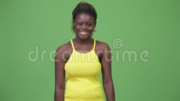 年轻快乐的非洲女人微笑视频的预览图
