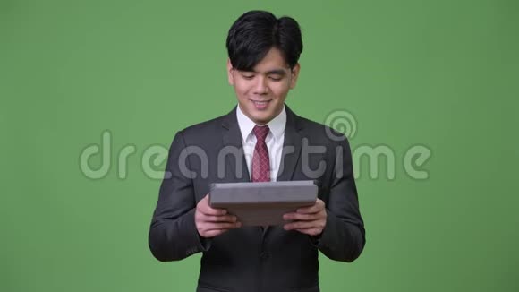 年轻英俊的亚洲商人视频的预览图