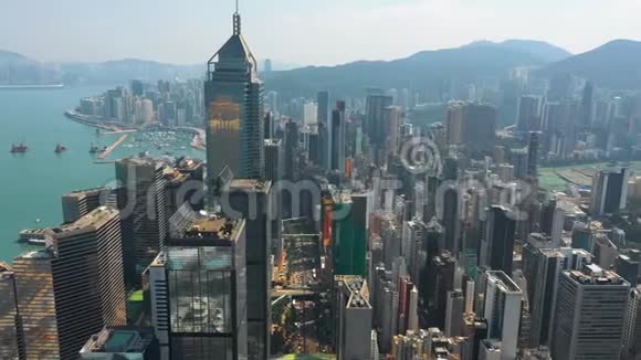 香港2018年5月鸟瞰维多利亚港住宅和写字楼摩天大楼4K的无人机视频的预览图