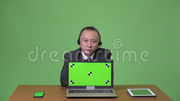成熟的日本商人担任呼叫中心代表视频的预览图