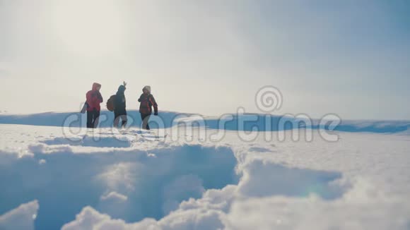 团队合作参考译文登山者登山山顶岩石山顶团体团体团体阳光剪影雪地生活方式脚下视频的预览图