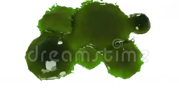 绿色的水滴落下来溅在白色上视频的预览图