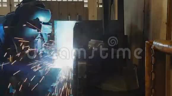 焊工焊接汽车部分视频的预览图