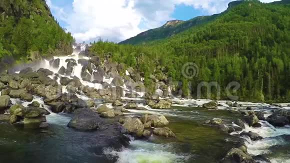 瀑布尤查尔阿尔泰山西伯利亚俄罗斯视频的预览图