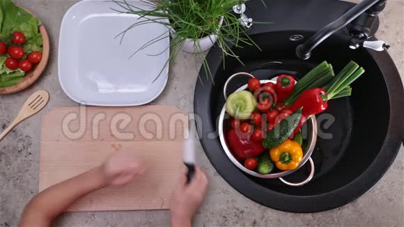 儿童手切黄瓜做蔬菜沙拉视频的预览图