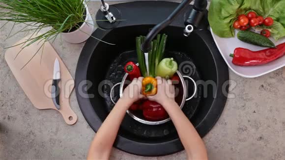 儿童洗手蔬菜沙拉视频的预览图