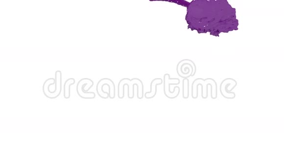 紫罗兰色的油漆流落在白色的背景屏幕上滴落在白色上3D渲染与阿尔法面具视频的预览图